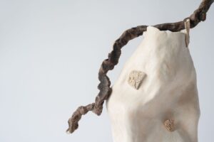 Sculpture contemporaine en céramique blanche, ornée de bois sombre