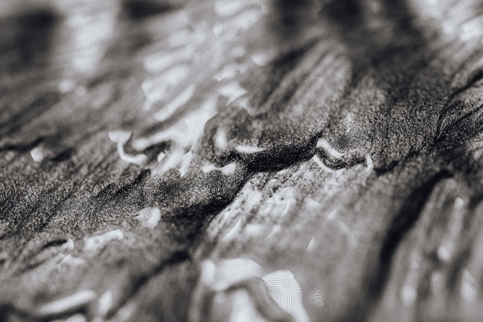 Texture sombre éclairée par des reflets diffus de lumière naturelle