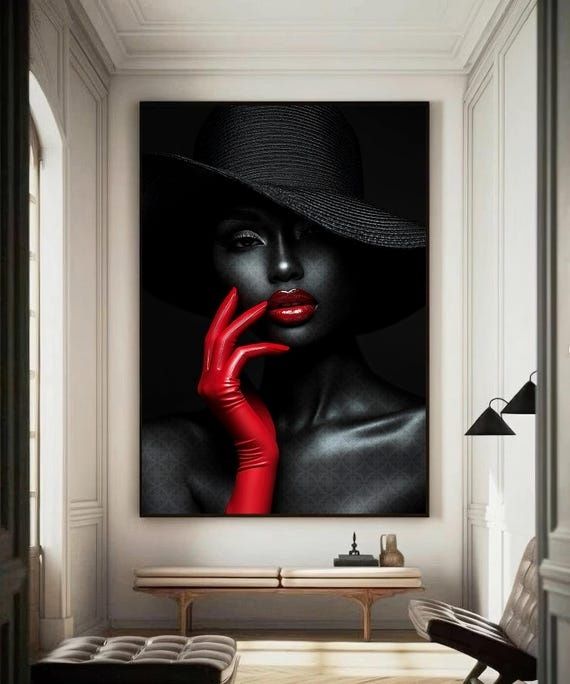 Tirage photographique monumental d’une femme au chapeau noir dans un salon