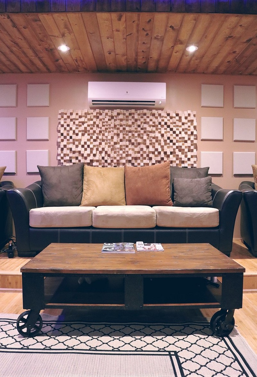 Espace de galerie moderne avec des panneaux acoustiques en bois design intégrés au décor mural.